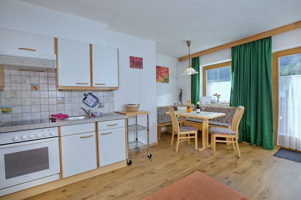 Apartment Ferienwohnung Bacher Krimml Pokoj fotografie