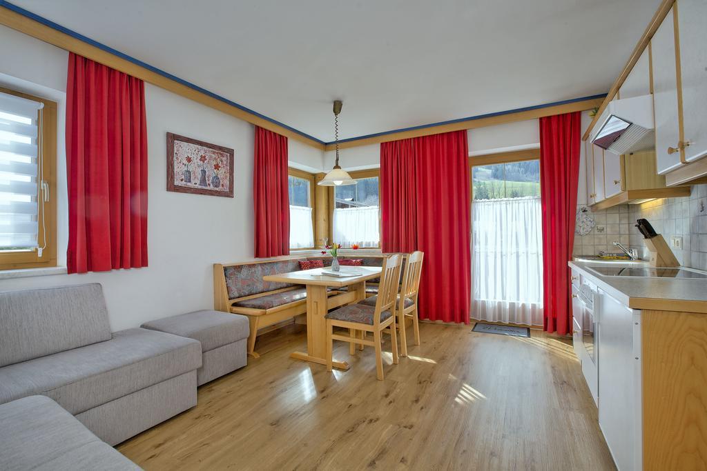 Apartment Ferienwohnung Bacher Krimml Pokoj fotografie